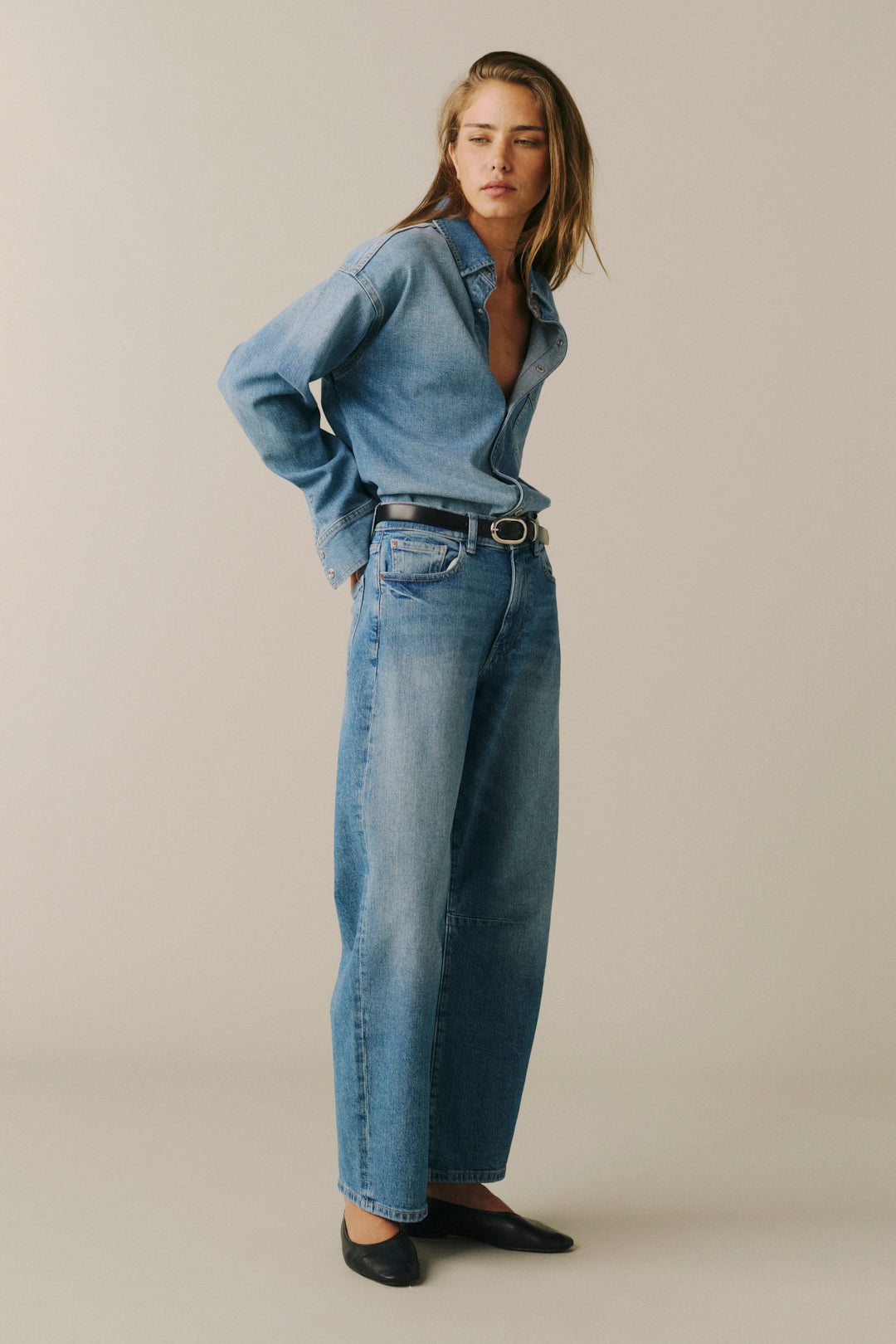 BNA - soft curve barrel jeans in Sadie
