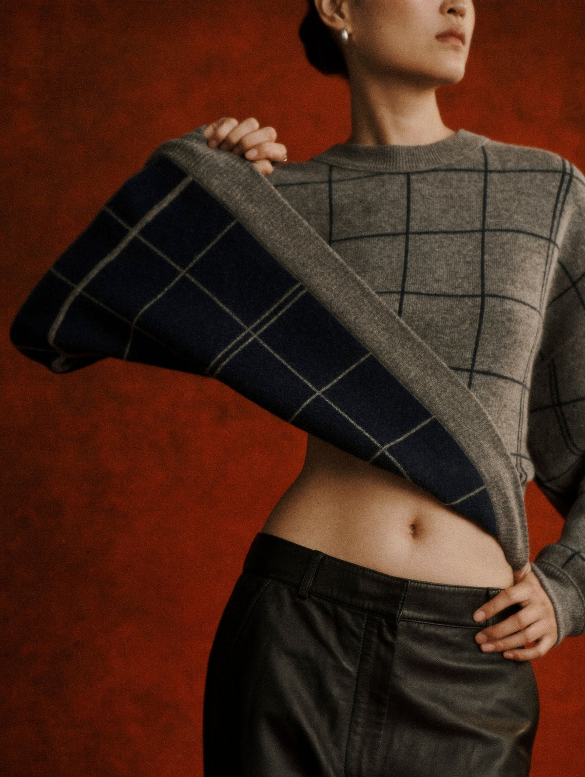 White + Warren Reversible Cashmere Blend Windowpane Sweater in Navy Combo