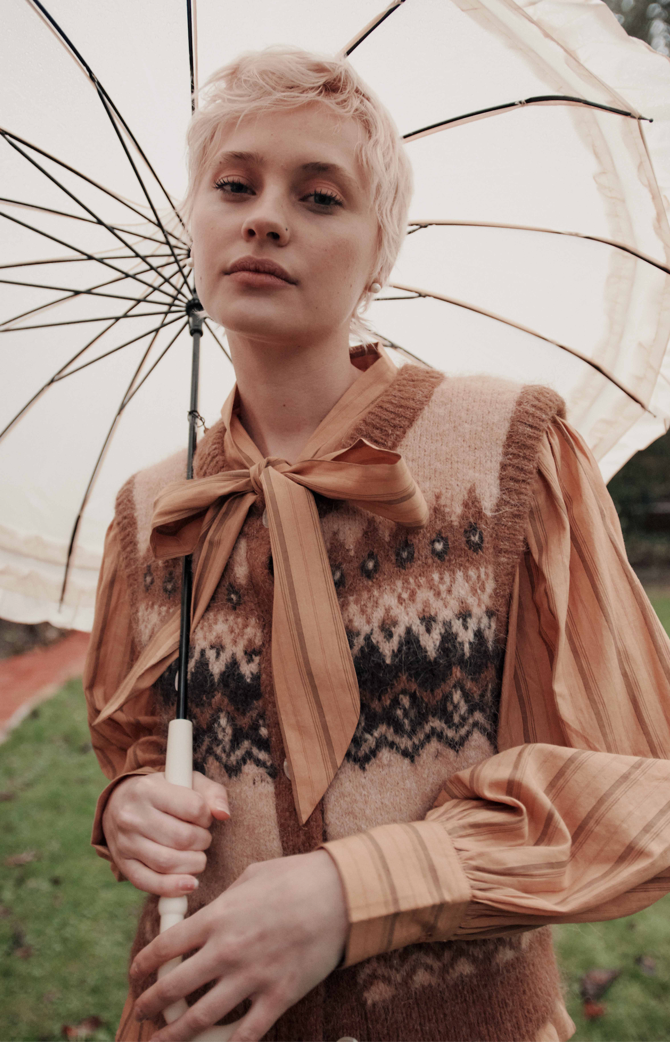 Emile et Ida Sleeveless Cardigan in Beige Caramel